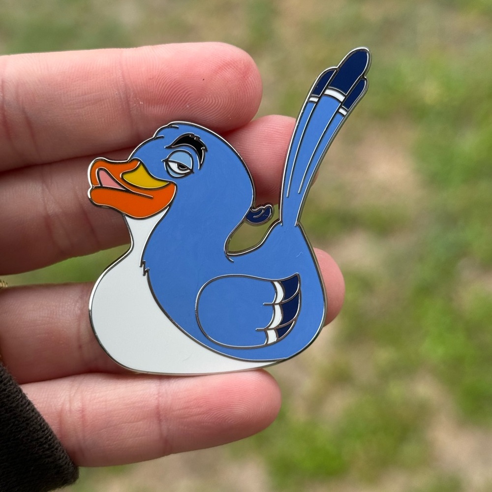 NEW Disney ducks series 2 Zazu pin